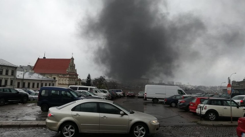 Pożar na budowie przy ul. Probostwo. Prawdopodobnie zapalił się styropian na ostatnim piętrze budynku (ZDJĘCIA)