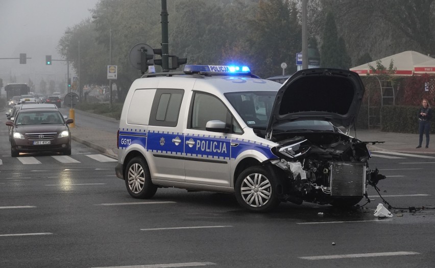 Kraków. Kraksa policyjnego radiowozu na sygnale. Pojazd zderzył się z osobowym BMW. Mandat dla kierowcy radiowozu