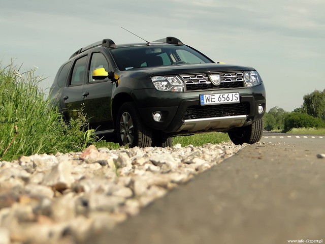 Dacia Duster 1.5 dCi - testPrężna ofensywa rynkowa Dacii trwa i rumuński producent zakończył kolejny rok ze wzrostem sprzedaży. Bestselerem rynkowym pozostaje niezmiennie Duster, który jest jednym z najpopularniejszych modeli w Polsce i jedynym SUV-em, którego właścicielem możemy stać się za kwotę nieprzekraczającą 40 tys. zł.fot. Dariusz Wołoszka / Info-Ekspert (www.info-ekspert.pl)