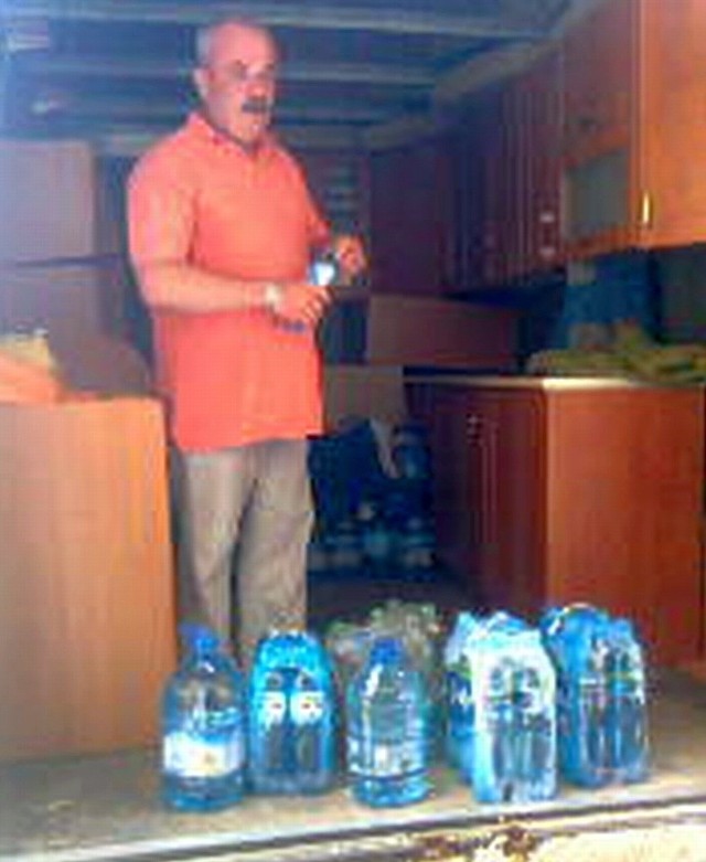 Paweł Herczyk z Radomska swoją ciężarówką przywiózł poł tony wody mineralne i meble, które wyprodukował we wąłsnej fabryce mebli.