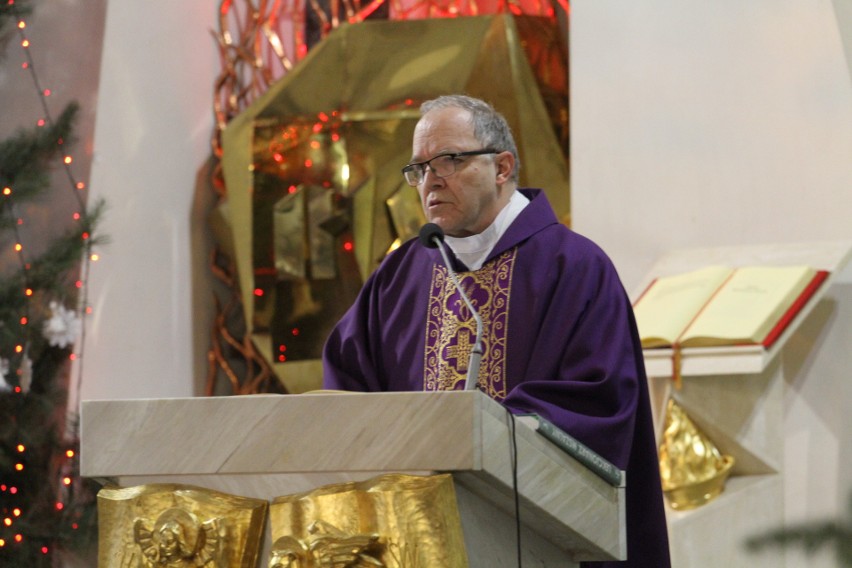 Ostatnie pożegnanie aspiranta Krzysztofa Węglińskiego z Tarnobrzega - policjanta, który zginął w wypadku jadąc na służbę  [ZDJĘCIA]