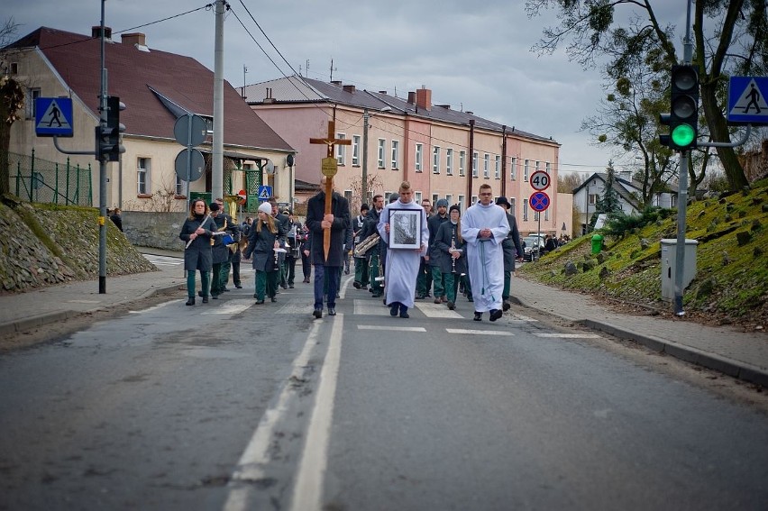 Pożegnanie księdza Kazimierza Grajewskiego. Ostatnia droga przez centrum Świecia