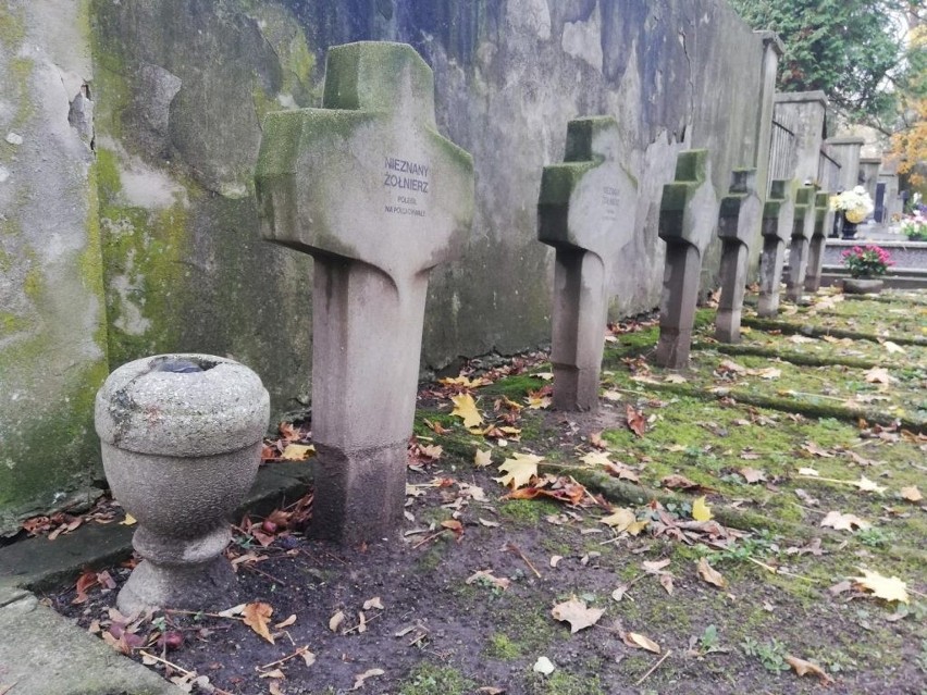 Na cmentarzu przy ul. Lipowej trwa kwesta. Prawie 300 zabytkowych nagrobków zostało uratowanych