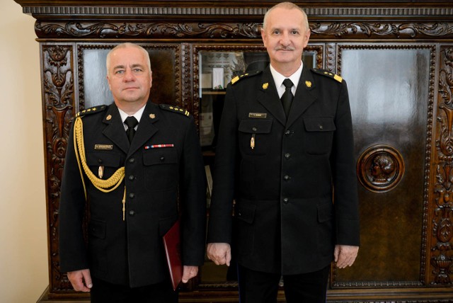 Starszy brygadier Marek Krassowski i generał brygadier Leszek Suski, komendant główny Państwowej Straży Pożarnej podczas uroczystości wręczenia nominacji w Warszawie.