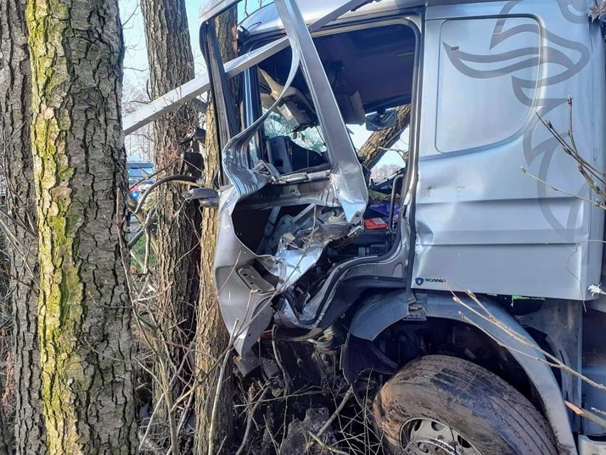 Wypadek w Starym Rogowie (pow. ostrowski). Ciężarówka wypadła z drogi, kierowca trafił do szpitala. 19.11.2020. Zdjęcia