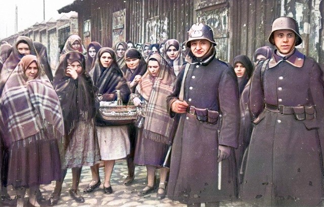 Strajk górników w kopalni węgla kamiennego "Klimontów" w Sosnowcu. 1933.Żony górników oczekujące przed bramą kopalni. Po prawej widoczni policjanci. Zobacz kolejne zdjęcia. Przesuń w prawo - wciśnij strzałkę lub przycisk NASTĘPNE