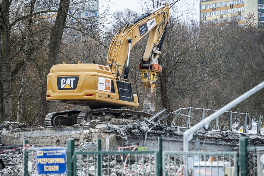 W środę rano podczas rozbiórki koszalińskiego wiaduktu w...