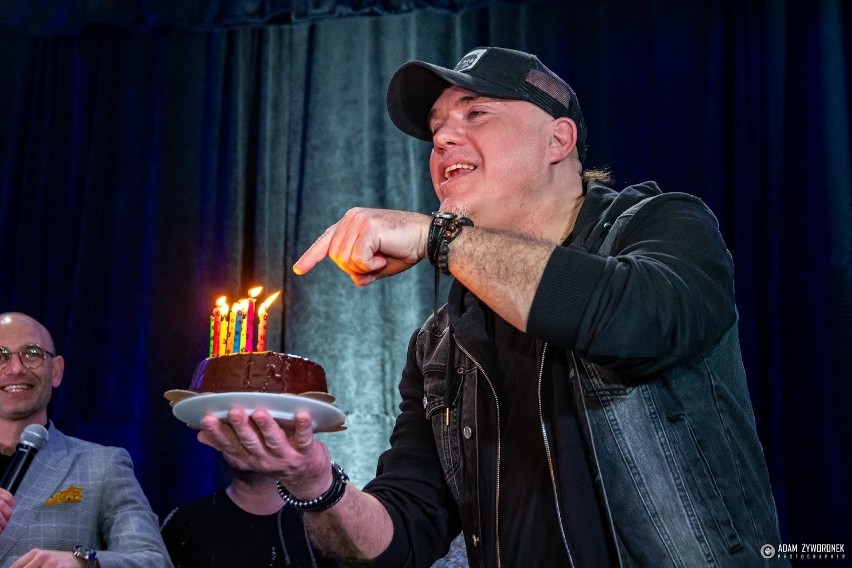 Szymon Wydra świętował 48 urodziny na koncercie. Były tort, prezent i gromkie "sto lat"!