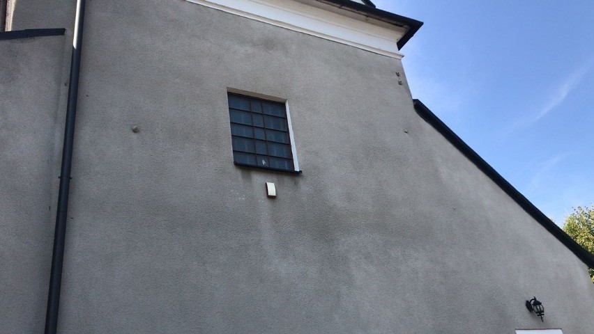 W murze kościoła w Babicach tkwiły dwa pociski artyleryjskie