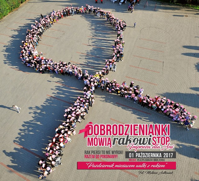 Z wysięgnika zrobione zostało zdjęcie grupowe wszystkich uczestników koncertu. Ludzie utworzyli kształt różowej wstążki - symbolu walki z rakiem.