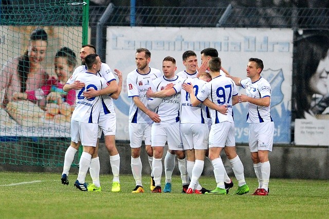 Jeżeli piłkarze MKS-u wygrają w Stalowej Woli, będą mogli się cieszyć bez czekania na korzystne wieści z innych stadionów.