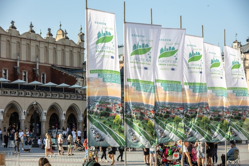 Inwestycje-widma i flagi za tysiące złotych zamiast drzew na Rynku Głównym. Tak Kraków promuje, że jest zielony...
