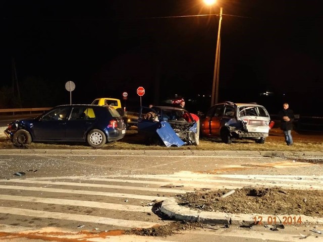 W miejscu wypadku wprowadzono ruch wahadłowy, policjanci kierują też na objazd.