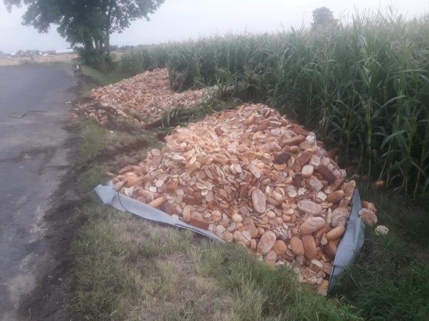 Rawicz: Wypadek pod Szkaradowem. Z ciągnika spadło pieczywo....