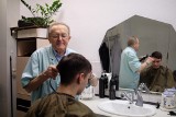 Oto najstarszy poznański fryzjer. Strzygł przez 60 lat! Dzisiaj pracował po raz ostatni [ZDJĘCIA]
