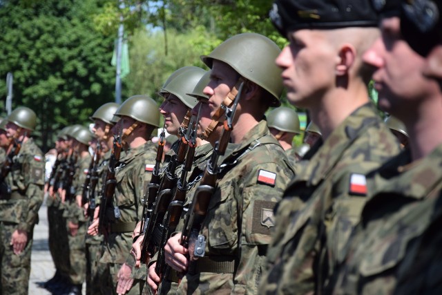 W piątek, 2 czerwca, na zielonogórskim Placu Bohaterów odbyła się uroczystość podczas której żołnierze z pododdziałów drugiego turnusu służby przygotowawczej wypowiedzieli słowa przysięgi. Uroczystości przyglądali się zaproszeni goście oraz mieszkańcy miasta zgromadzeni na Placu Bohaterów. Ponadto oprócz zaprzysiężenia w obecności rodziców wyróżniono najbardziej odznaczających się żołnierzy. - Przysięga wojskowa jest ważnym wydarzeniem w życiu naszej społeczności. Złożenie przysięgi wojskowej nadaje sens waszej żołnierskiej służbie. Wskazuje jej cel, jakim jest służenie Polsce oraz stanie na straży suwerenności kraju. Bierzecie na siebie dzisiaj obowiązek kontynuowania chlubnej tradycji oręża polskiego oraz poszerzania dorobku waszych poprzedników. Przed wami początek interesującej drogi żołnierza wojska polskiego i od was samych zależy, jak wykorzystacie tę szansę. Życzę wam z całego serca spełnienia waszych planów osobistych i zawodowych - mówił gen. bryg. Stanisław Czosnek z 11 Lubuskiej Dywizji Kawalerii Pancernej.Ponadto powodzenia na służbie nowo zaprzysiężonym żołnierzom życzył m.in. prezydent Janusz Kubicki, wojewoda Władysław Dajczak oraz marszałek Elżbieta Polak.