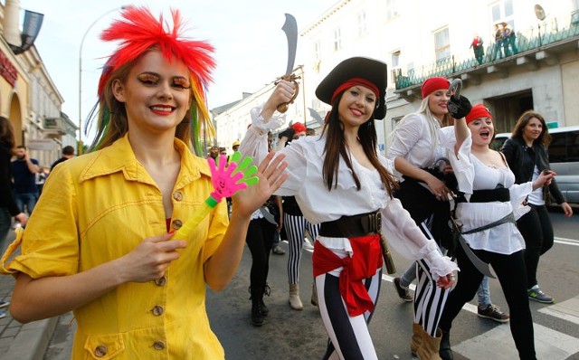 Drugi korowód przeszedł przez Rzeszów po godzinie 18. Studenci skierowali się w stronę miasteczka akademickiego Politechniki, na którym właśnie trwają koncerty.