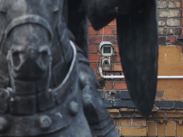 Jedna z kamer na gniewkowskim Rynku ma oko między innymi na pomnik księcia Władysława Białego siedzącego na koniu