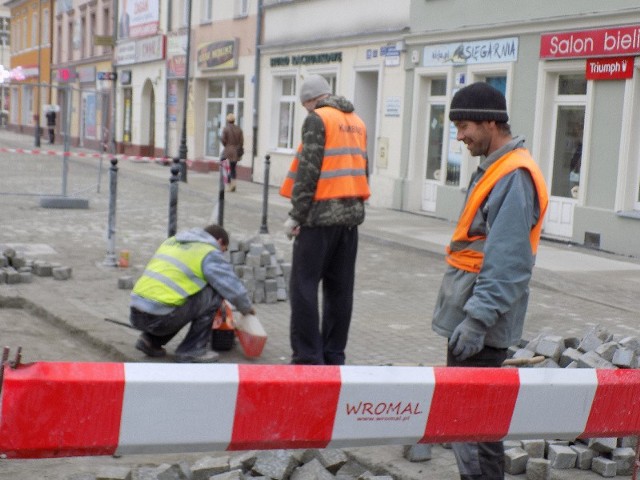 Podczas prac nad nawierzchnią placu zostały uszkodzone podziemne kable. Wykonawca naprawi usterkę w ramach gwarancji.