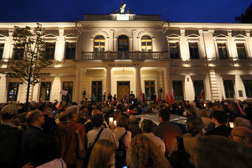 Lublin. Trwa kolejny protest w obronie sądów (ZDJĘCIA, WIDEO)