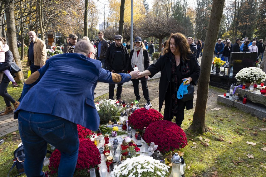 Kwesty i duży ruch po południu na krakowskich cmentarzach