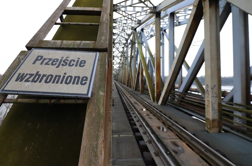 O kładce przez most kolejowy w Toruniu, dzięki której...