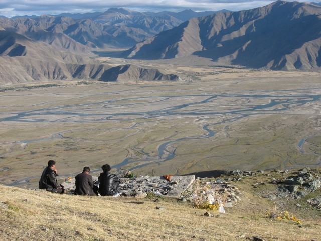 Mieszkańcy Tybetu i Himalajów układają ciała swoich zmarłych na kamiennych płytach i zachęcają orły i sępy, by przyfrunęły się nimi pożywić. Ciało ludzkie podtrzymuje w ten sposób krąg życia