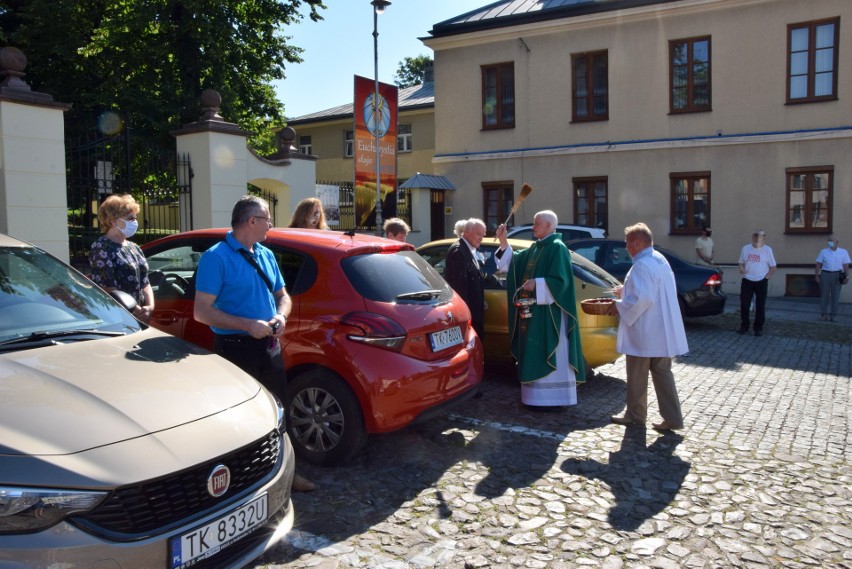 Święcenie pojazdów w kościołach w Kielcach i modlitwy do świętego Krzysztofa, patrona kierowców [ZDJĘCIA, WIDEO]