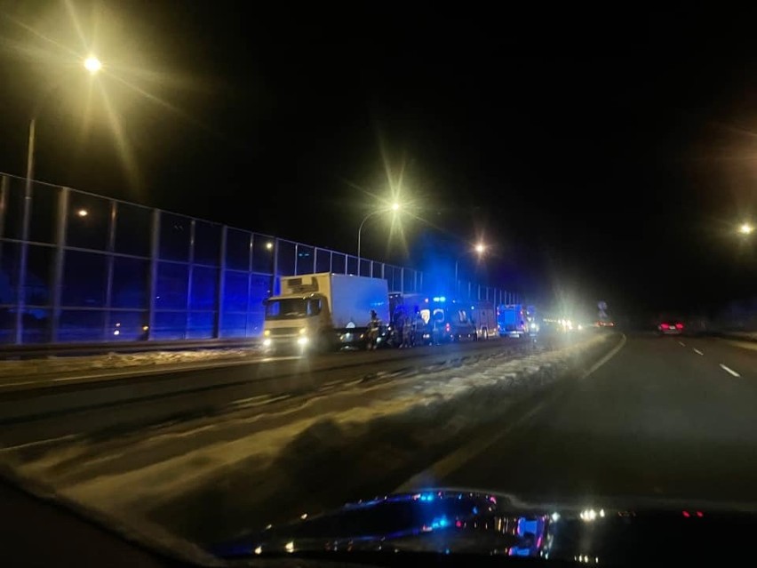 Wypadek na DK 97 w Rzeszowie. Dostawczak uderzył w tył ciężarówki. Jedna osoba została ranna [ZDJĘCIA]