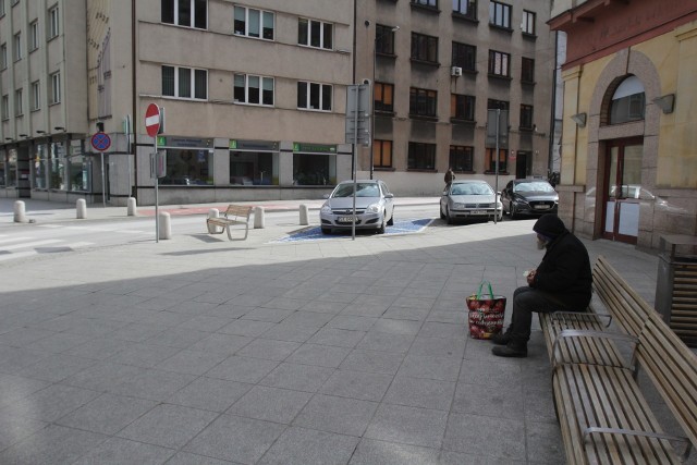 Ławka na rogu ulic Młyńskiej i Pocztowej w Katowicach
