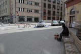 Zamiast przebywać w kwarantannie, pijany leżał na ławce w centrum Katowic