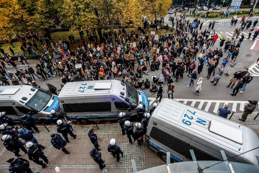 Policjanci podkreślają, że podczas protestów to oni stoją w...