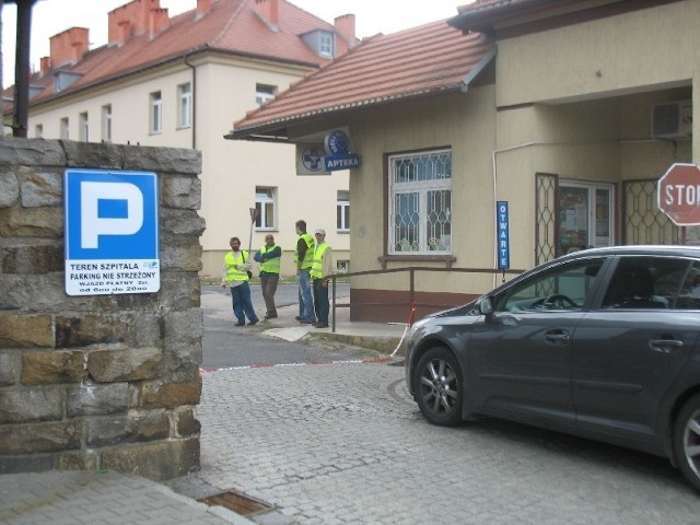 Bramy wjazdowej na teren szpitala strzeże kilku ochroniarzy. By wjechać, trzeba im zapłacić 2 zł.