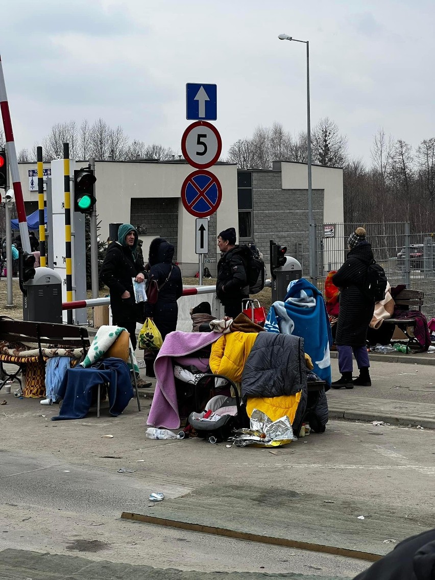 Potrzebna pomoc na granicy w Budomierzu: karetka, wolontariusze, namioty [ZDJĘCIA]