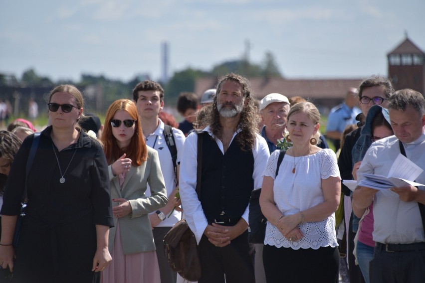 Prawie 200 wiernych upamiętniło w Miejscu Pamięci Auschwitz,...