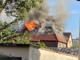 Pożar domu przy ulicy Zawiszy Czarnego w Lęborku. W akcji sześć zastępów straży pożarnej