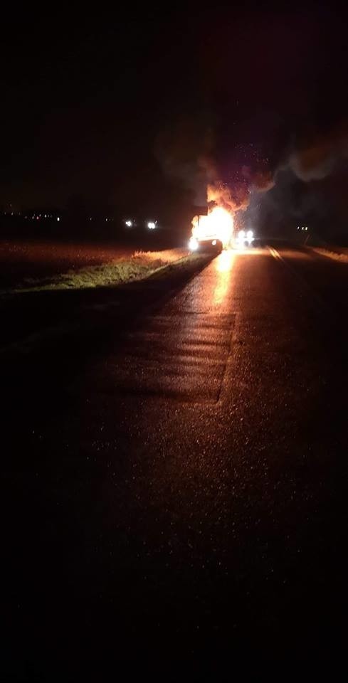 Pożar samochodu w pobliżu autostrady A4 (ZDJĘCIA)