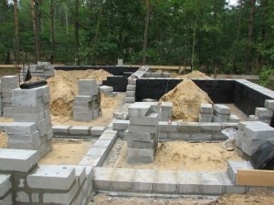 Istotnym etapem na budowie jest prawidłowe wykonanie ścian piwnic lub fundamentowych oraz ich zaizolowanie