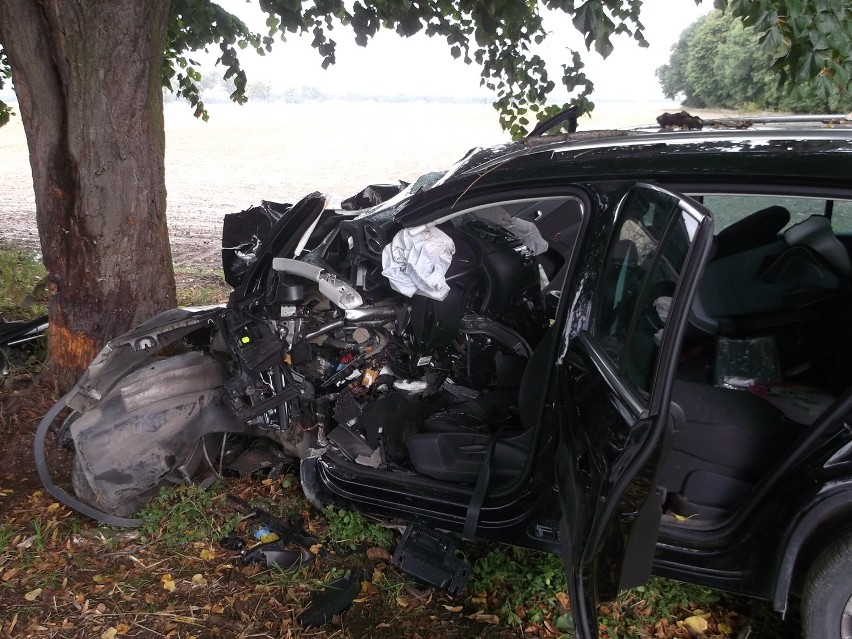 Pod Kątami Wr. volkswagen uderzył w drzewo. Kierowca zmarł w szpitalu (ZDJĘCIA)