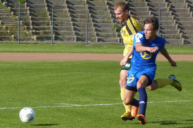 Aleksander Karbowiak (w niebieskim stroju) wystąpił jesienią w czternastu spotkaniach Bałtyckiej trzeciej ligi.