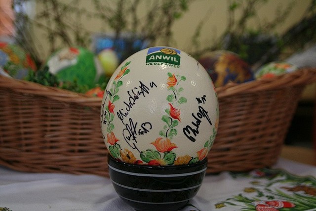 Dla radia "Gra" jaja podpisali koszykarze Anwilu