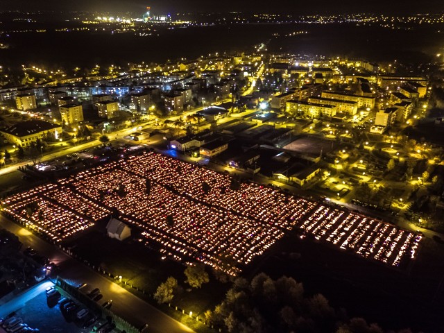 Nasz czytelnik, Sławomir Rakowski, w dzień Wszystkich Świętych zrobił niesamowite zdjęcia przy pomocy drona nad cmentarzem w Połańcu. Zapraszamy do obejrzenia niezwykłych fotografii. FLESZ: WSZYSTKICH ŚWIĘTYCH - wspominamy znanych Polaków zmarłych w 2018 roku(Źródło: vivi24) 