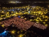 Cmentarz w Połańcu nocą. Zobacz niesamowite zdjęcia z drona