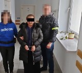 Starsza kobieta okradała mieszkania seniorów. 63-latka został zatrzymana pod Warszawą. Podszywała się pod pracownika administracji