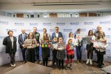 10 uczniów radomskich szkół wyróżnionych w konkursie "Nie dla czadu - czad zabija" zorganizowanym przez Stowarzyszenie Bezpieczne Miasto