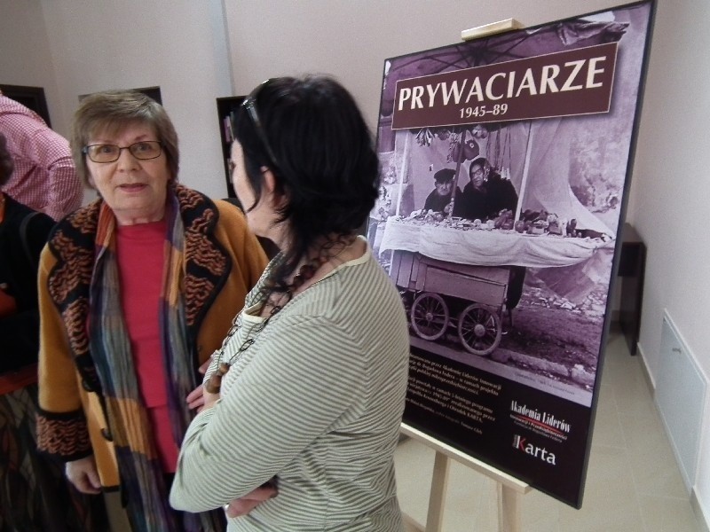 "Prywaciarze" zagościli w Szydłowcu. Pierwsza wystawa w Centrum Multimedialno - Bibliotecznym