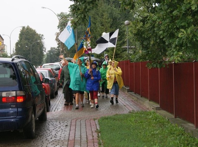 Deszczowa pogoda nie zniechęciła pielgrzymów, którzy ze śpiewem na ustach przeszli w piątek rano tarnobrzeskimi ulicami.