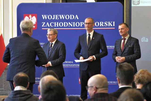 W delegaturze Zachodniopomorskiego Urzędu Wojewódzkiego wicewojewoda Tomasz Wójcik przekazał umowy 54 samorządowcom ze wschodniej części naszego województwa