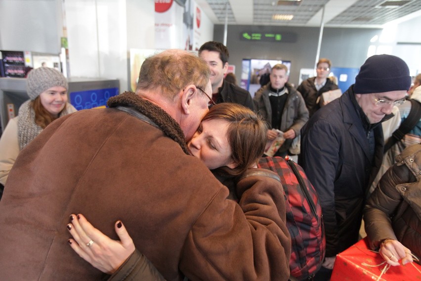 Ze swoimi rodzicami gorąco witała się na lotnisku Magda...