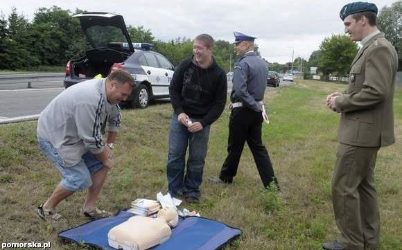 Zatrzymanych kierowców pouczał ksiądz Marcin Kwiatkowski (po prawej). Zmotoryzowani przechodzili też krótki kurs udzielania pierwszej pomocy.